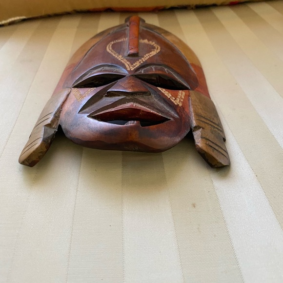 Hand carved and painted Wooden Tribal Mask - Picture 5 of 6